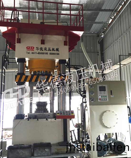 四(si)柱液(ye)壓(ya)機(ji)的特(te)點咊應(ying)用領域(yu)